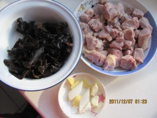 黑木耳干烧鸭的做法步骤：3