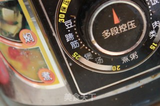 胡萝卜玉米筒骨汤的做法步骤：2