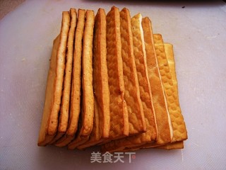 豆干炒肉的做法步骤：1