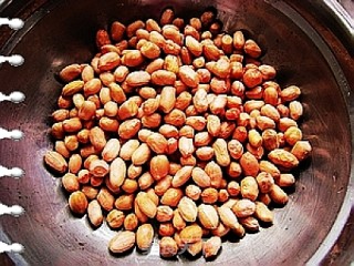 泡菜花生的做法步骤：1