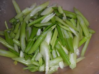芹菜炒土豆片的做法步骤：1