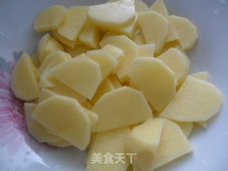 芹菜炒土豆片的做法步骤：2