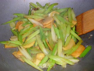 芹菜炒土豆片的做法步骤：5