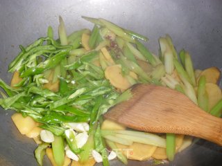 芹菜炒土豆片的做法步骤：6