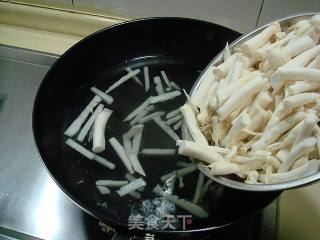 私家菜“菌菇炒牛肚”的做法步骤：3