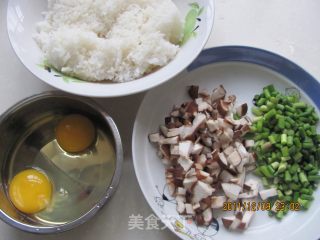 香菇蒜薹炒饭的做法步骤：2