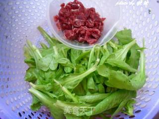 茼蒿牛肉汤的做法步骤：1