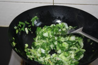 青菜炒饭的做法步骤：2