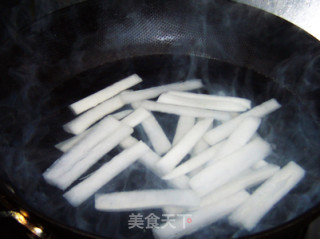 给萝卜一个华丽的变身----橙汁萝卜条的做法步骤：3