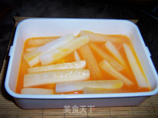 给萝卜一个华丽的变身----橙汁萝卜条的做法步骤：7
