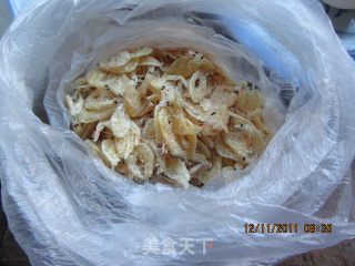 蒜苗虾米煎鸭蛋的做法步骤：3