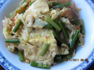 蒜苗虾米煎鸭蛋的做法步骤：11