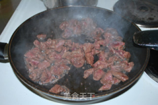 红椒大葱炒麋鹿肉的做法步骤：6