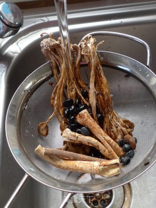 冬天餐桌上不能少的一道汤——茶树菇煲鸡汤的做法步骤：1