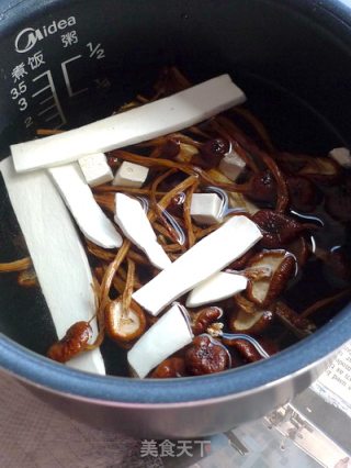 冬天餐桌上不能少的一道汤——茶树菇煲鸡汤的做法步骤：2