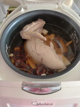 冬天餐桌上不能少的一道汤——茶树菇煲鸡汤的做法步骤：4