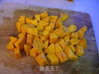 用最简单的食材做出最美味的菜——炖南瓜的做法步骤：1