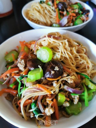 肉末小菇胡萝卜丝拌面的做法
