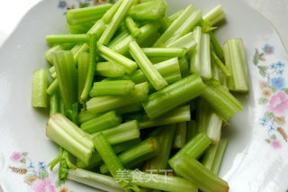 芹菜炒大虾的做法步骤：1
