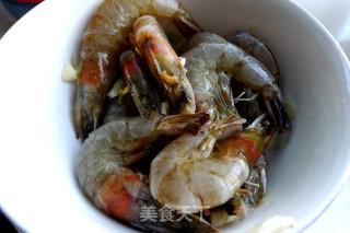 芹菜炒大虾的做法步骤：2
