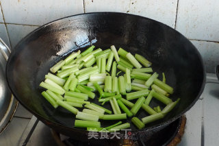 芹菜炒大虾的做法步骤：8