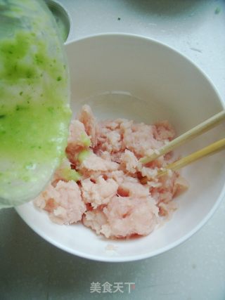 蓬松香脆的掌上明珠---鸡肉白菜丸子的做法步骤：2