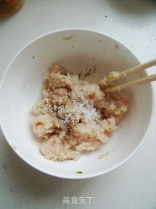 蓬松香脆的掌上明珠---鸡肉白菜丸子的做法步骤：3