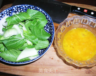 小油菜拆骨肉炒饭的做法步骤：1