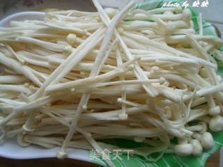 榨菜鸡丝拌金针菇的做法步骤：1