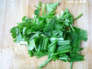 榨菜鸡丝拌金针菇的做法步骤：2
