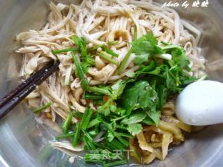 榨菜鸡丝拌金针菇的做法步骤：8
