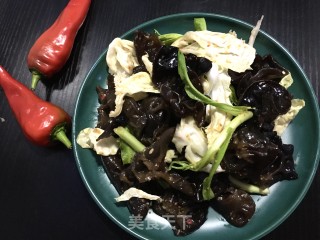 蒜蓉辣酱拌木耳的做法