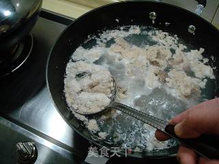 冬季滋补汤菜“砂锅鱼羊鲜”的做法步骤：2