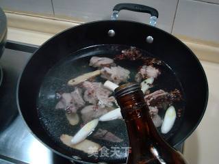 冬季滋补汤菜“砂锅鱼羊鲜”的做法步骤：5