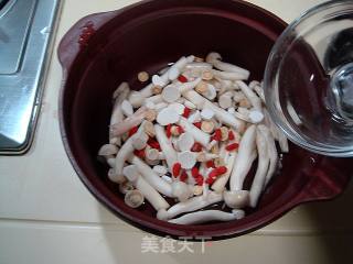冬季滋补汤菜“砂锅鱼羊鲜”的做法步骤：8