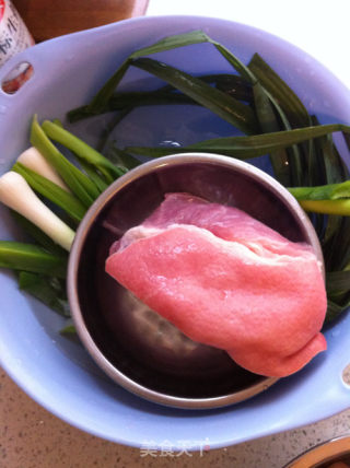 蒜苗回锅肉的做法步骤：1