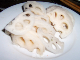 糖醋虎皮尖椒炒藕片的做法步骤：1