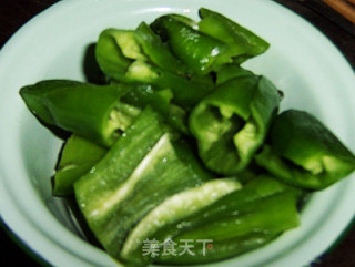 糖醋虎皮尖椒炒藕片的做法步骤：2
