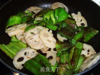 糖醋虎皮尖椒炒藕片的做法步骤：5
