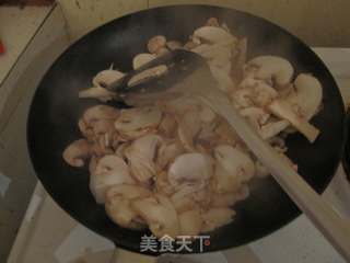 彩椒蘑菇鸡丁的做法步骤：7