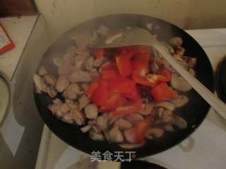 彩椒蘑菇鸡丁的做法步骤：11