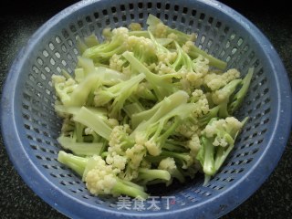 【牛肉炒花菜】的做法步骤：1