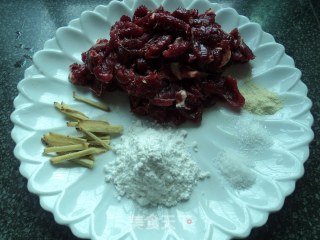 【牛肉炒花菜】的做法步骤：2