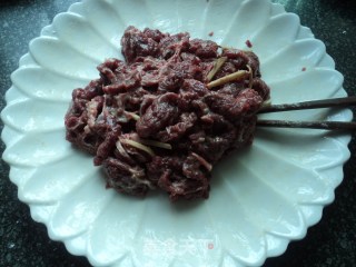 【牛肉炒花菜】的做法步骤：3