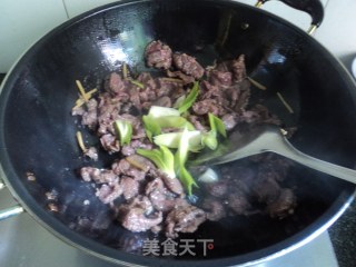 【牛肉炒花菜】的做法步骤：6