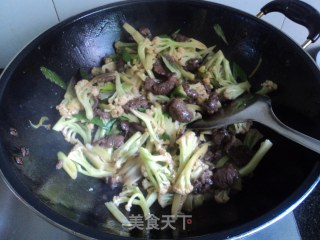 【牛肉炒花菜】的做法步骤：10