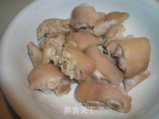 辣烧猪手的做法步骤：1