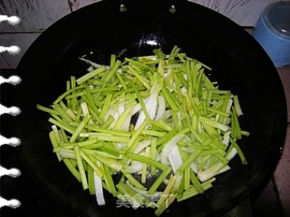 香芹炒花生的做法步骤：8