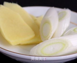 酱烧茄子块的做法步骤：2