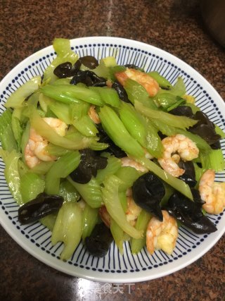 西芹炒虾仁的做法